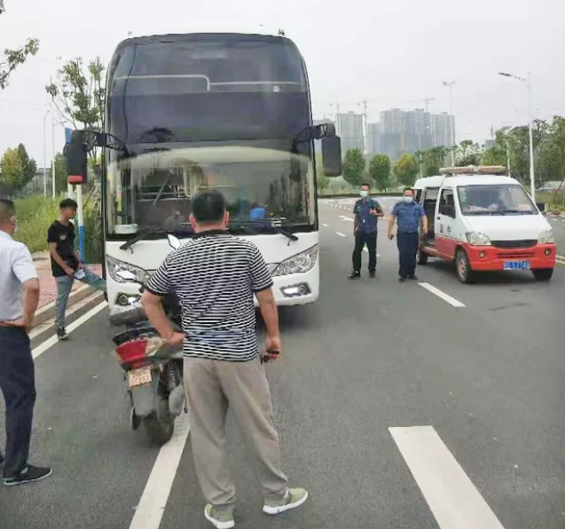 鄱陽(yáng)長(zhǎng)運(yùn) 協(xié)助開展“黑車”專項(xiàng)打擊活動(dòng)