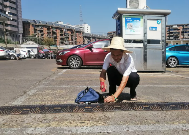 長運物業(yè) 更換減速帶 消除安全隱患