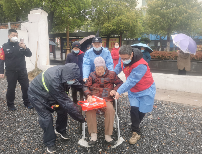 長鴻物業(yè)：八旬老人摔倒 民警志愿者奔走相助