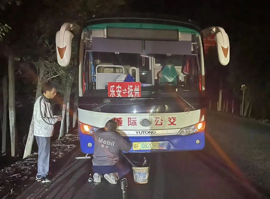 撫州長運(yùn)：公交車夜間拋錨 搶修小組緊急搶修