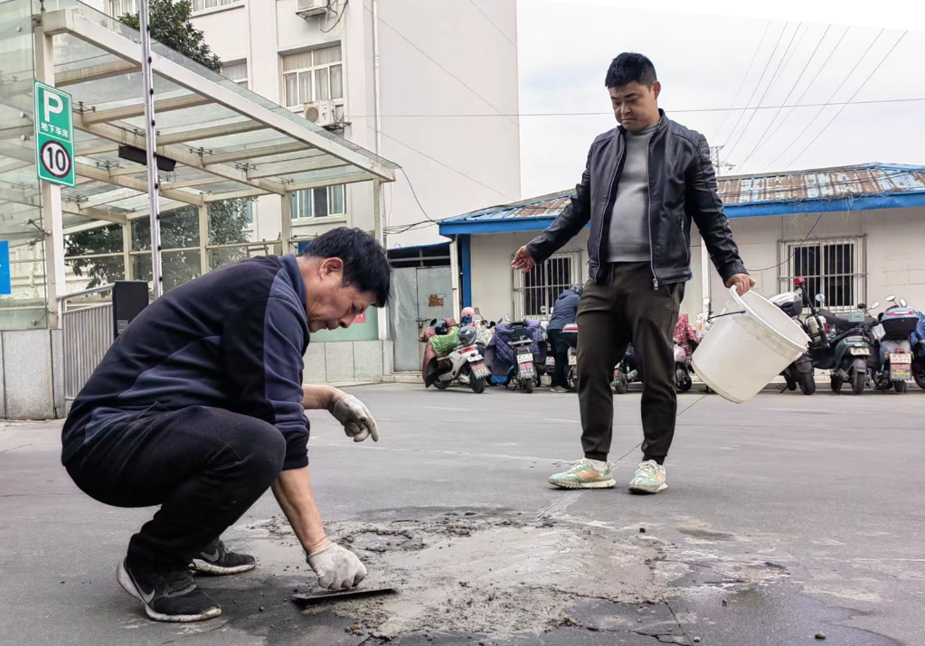 都市城際公交 修補(bǔ)破損路面 助力文明城市創(chuàng)建