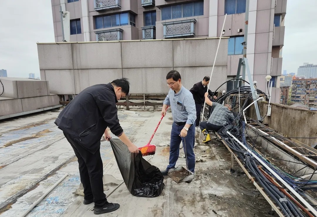 長運物業(yè) 專項清理排水設(shè)施 確保雨季排水通暢