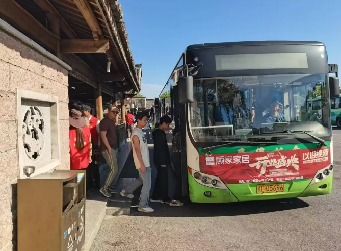 科學調(diào)配車輛 應對龍虎山客流高峰